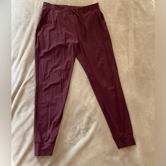 Ladies Greyson Phoenix Jogger Pants in Chablis - Picture 3 of 7